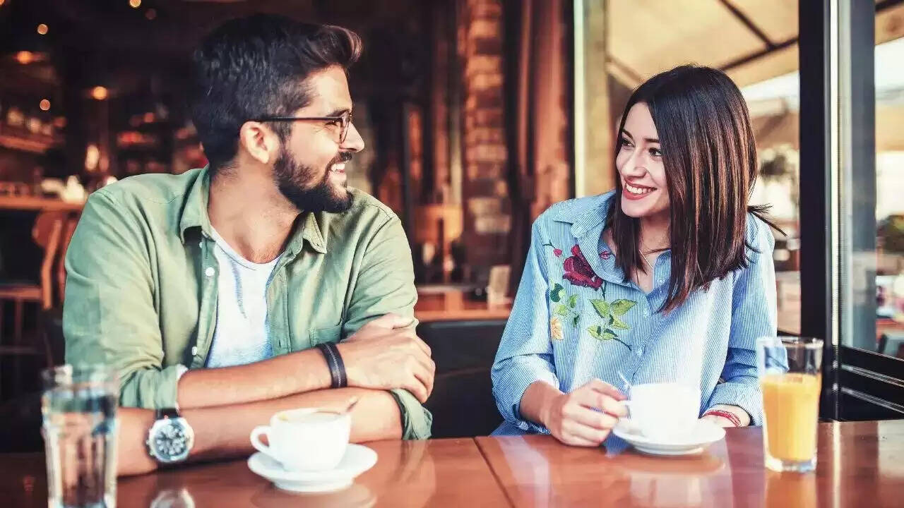 7 సూక్ష్మ ఎర్ర జెండాలు సంబంధంలో నిబద్ధత సమస్యలను బహిర్గతం చేస్తాయి